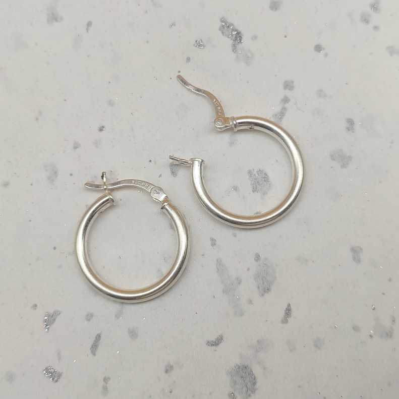 Minimalist 925 Sterling Silver Hoop Earrings With Latch Lock System