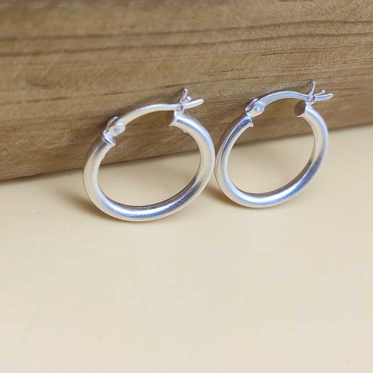 Minimalist 925 Sterling Silver Hoop Earrings With Latch Lock System