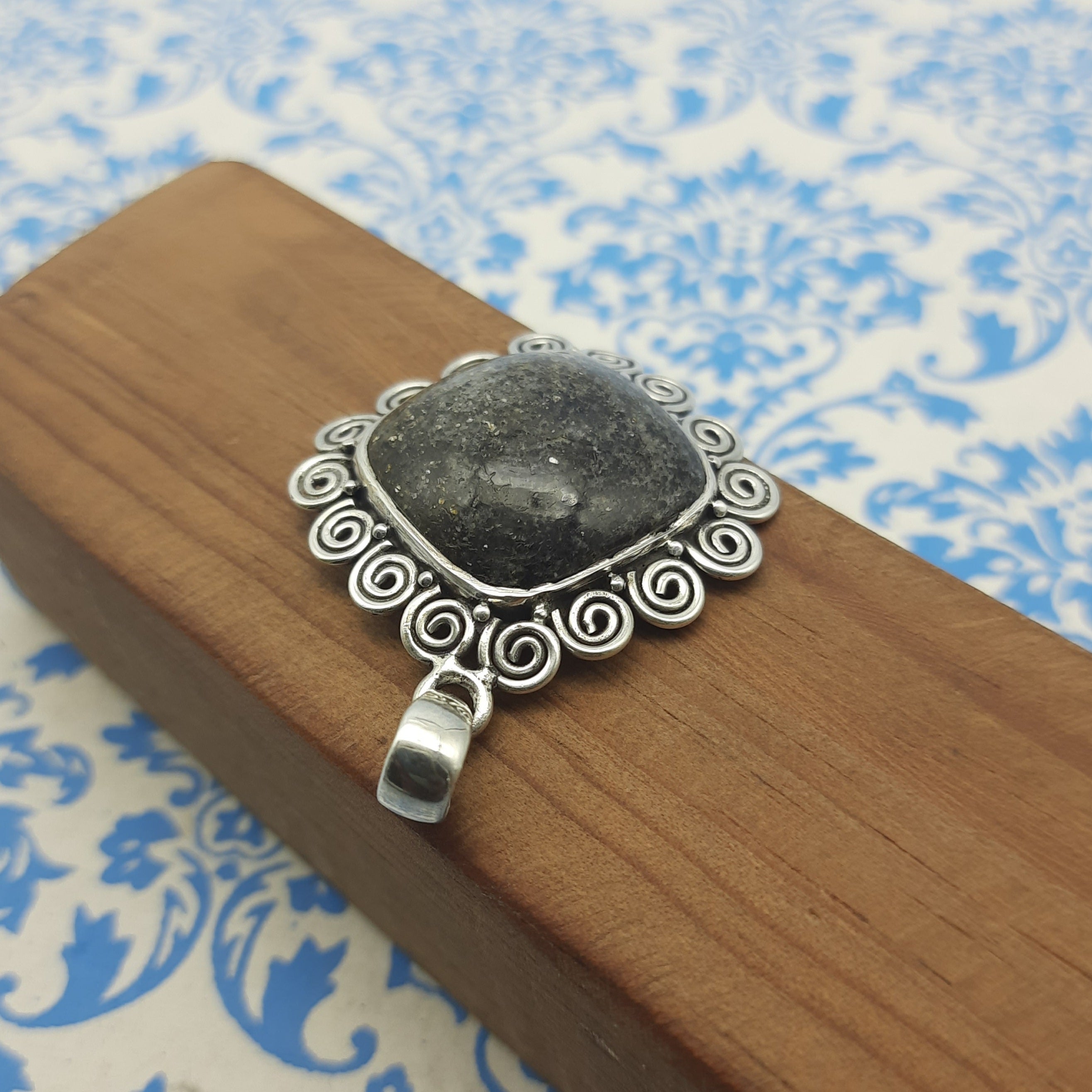 Nit Night Quartz Cushion 925 Silver Bezel Pendant