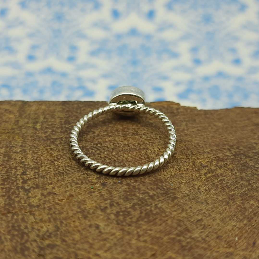 Peridot Cabochon Gemstone 925 Sterling Silver Twisted Wire Band Ring
