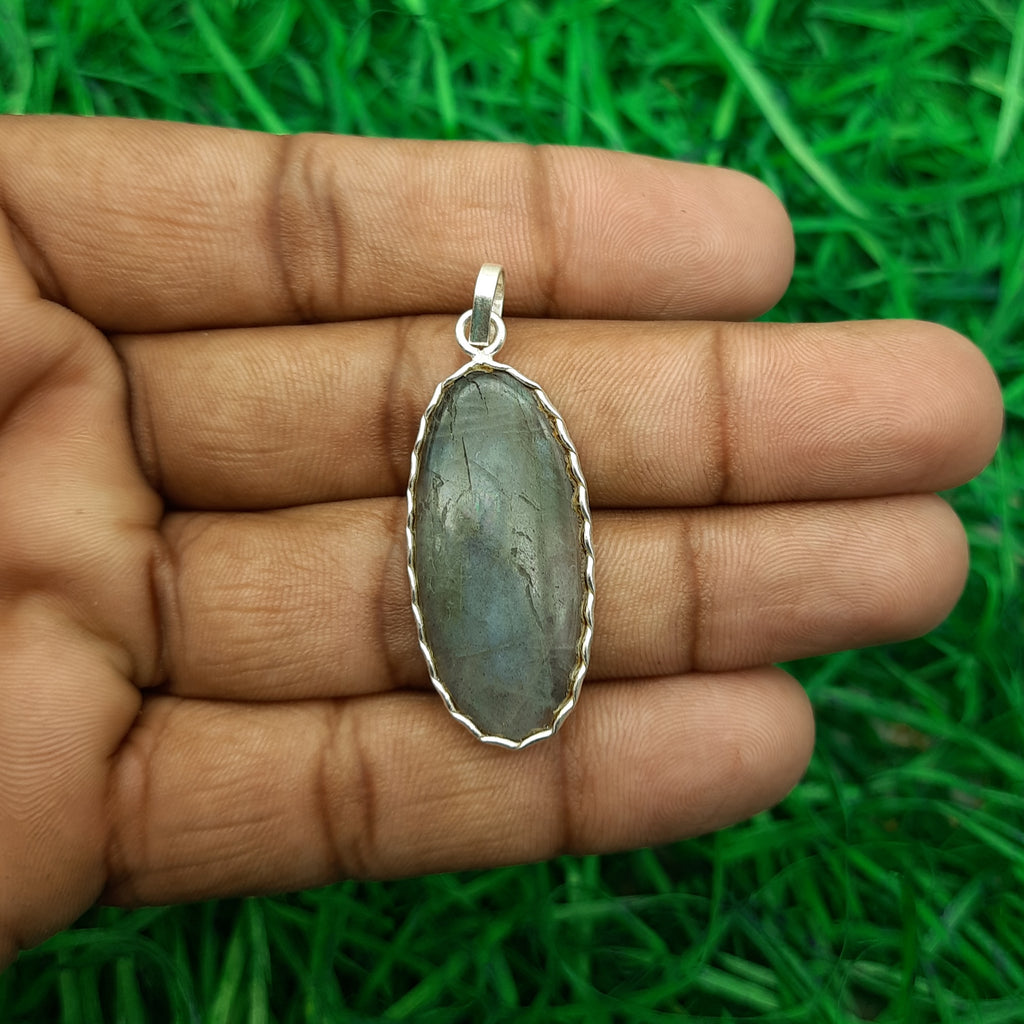 Labradorite Flash Pendant in 925 Sterling Silver – Mystical Bohemian Design