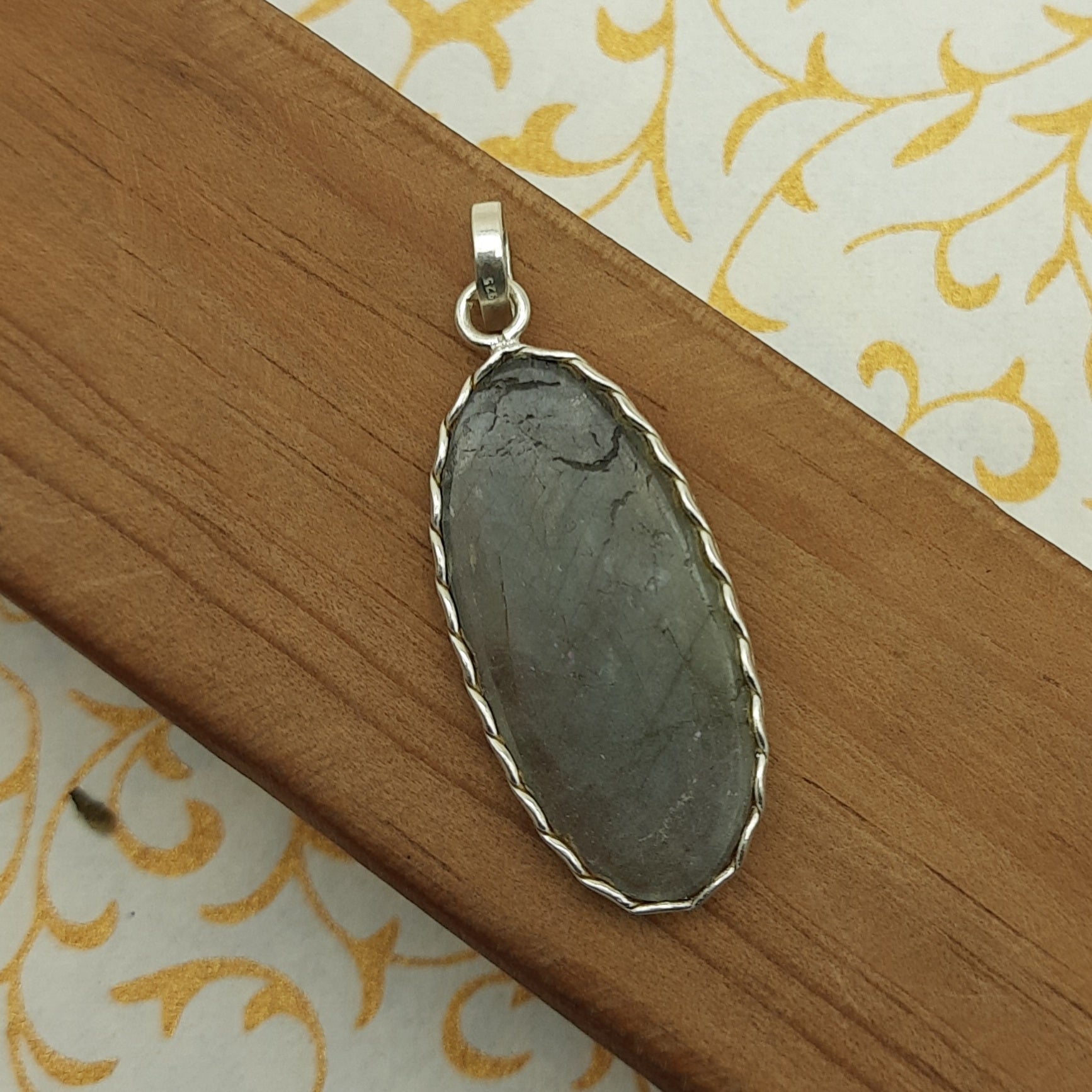 Labradorite Flash Pendant in 925 Sterling Silver – Mystical Bohemian Design