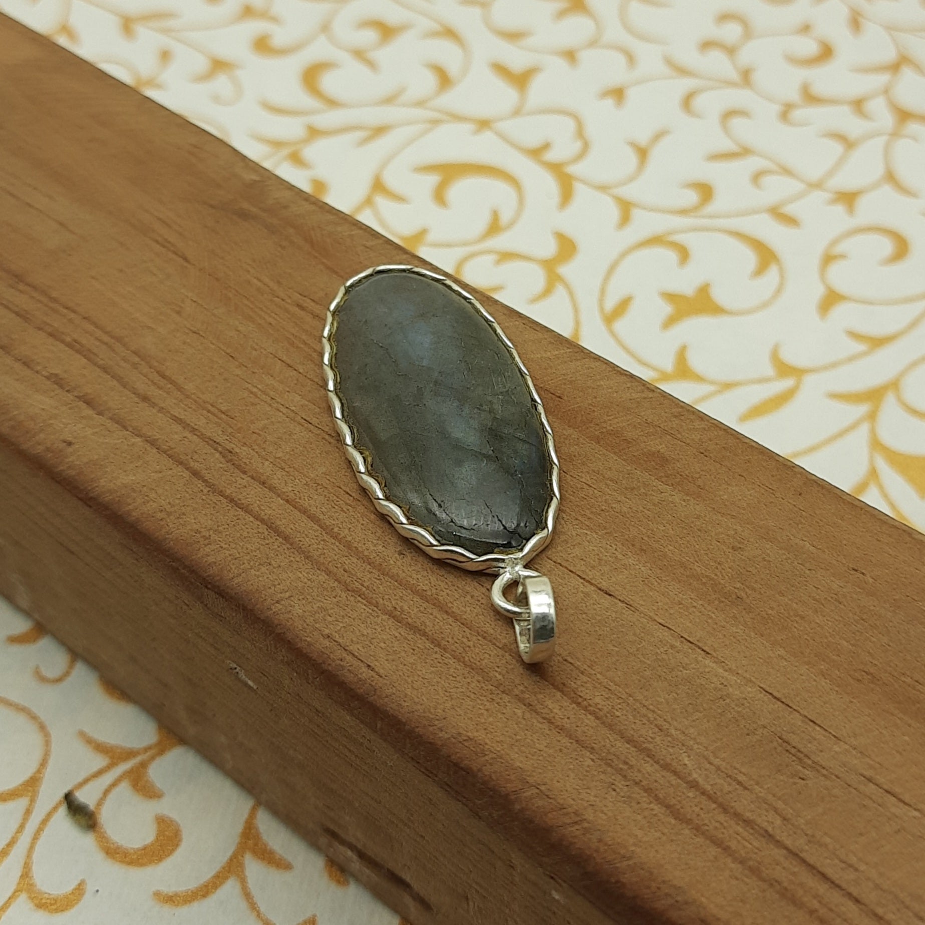Labradorite Flash Pendant in 925 Sterling Silver – Mystical Bohemian Design
