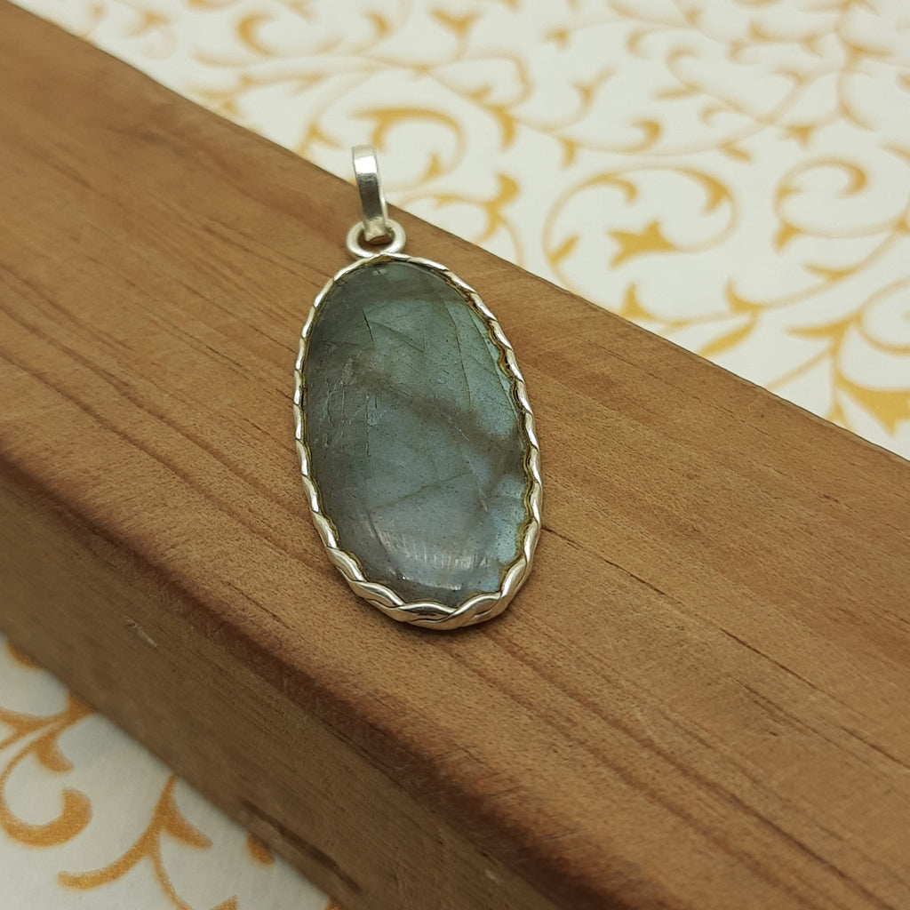 Labradorite Flash Pendant in 925 Sterling Silver – Mystical Bohemian Design