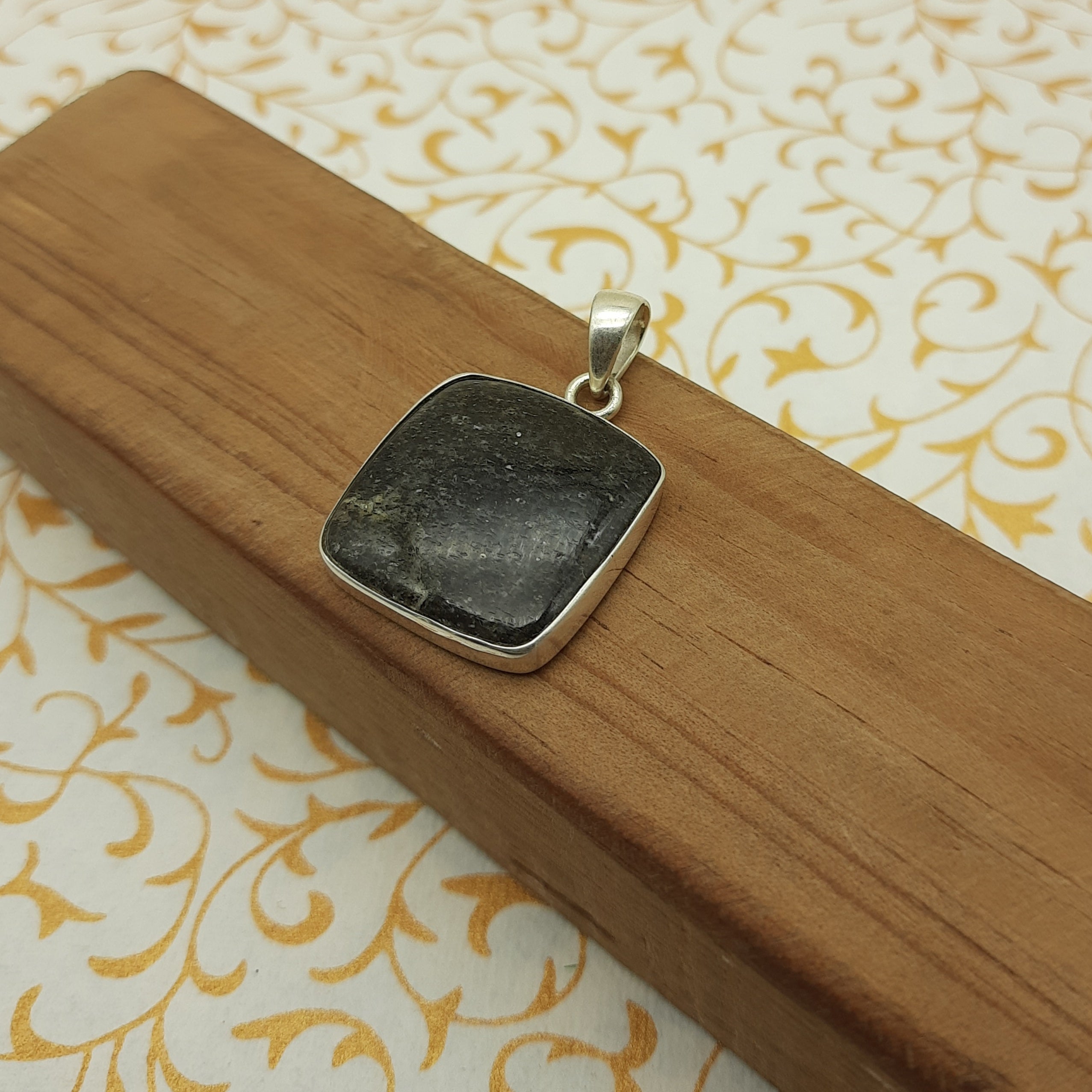 Knit Knight Quartz Pendant – Artistic 925 Sterling Silver Boho Jewelry Piece