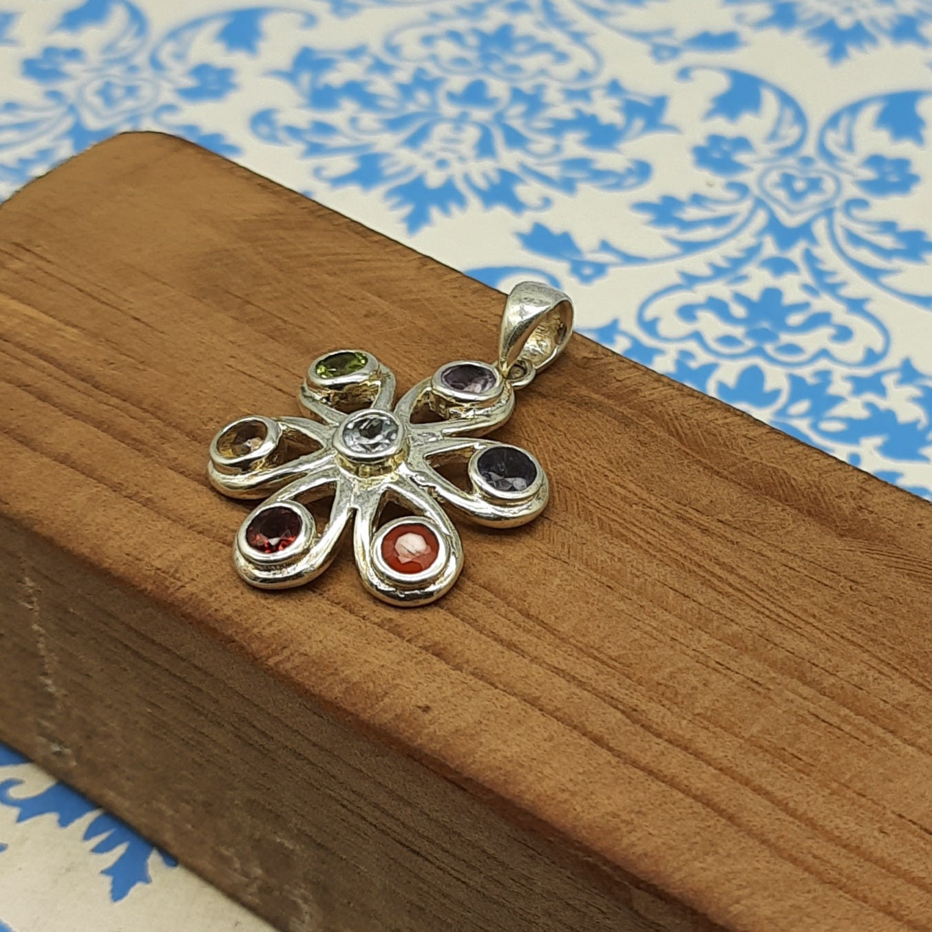 7 Chakra Flower Design Pendant 925 Sterling Silver – Spiritual Harmony & Energy Alignment Boho Talisman