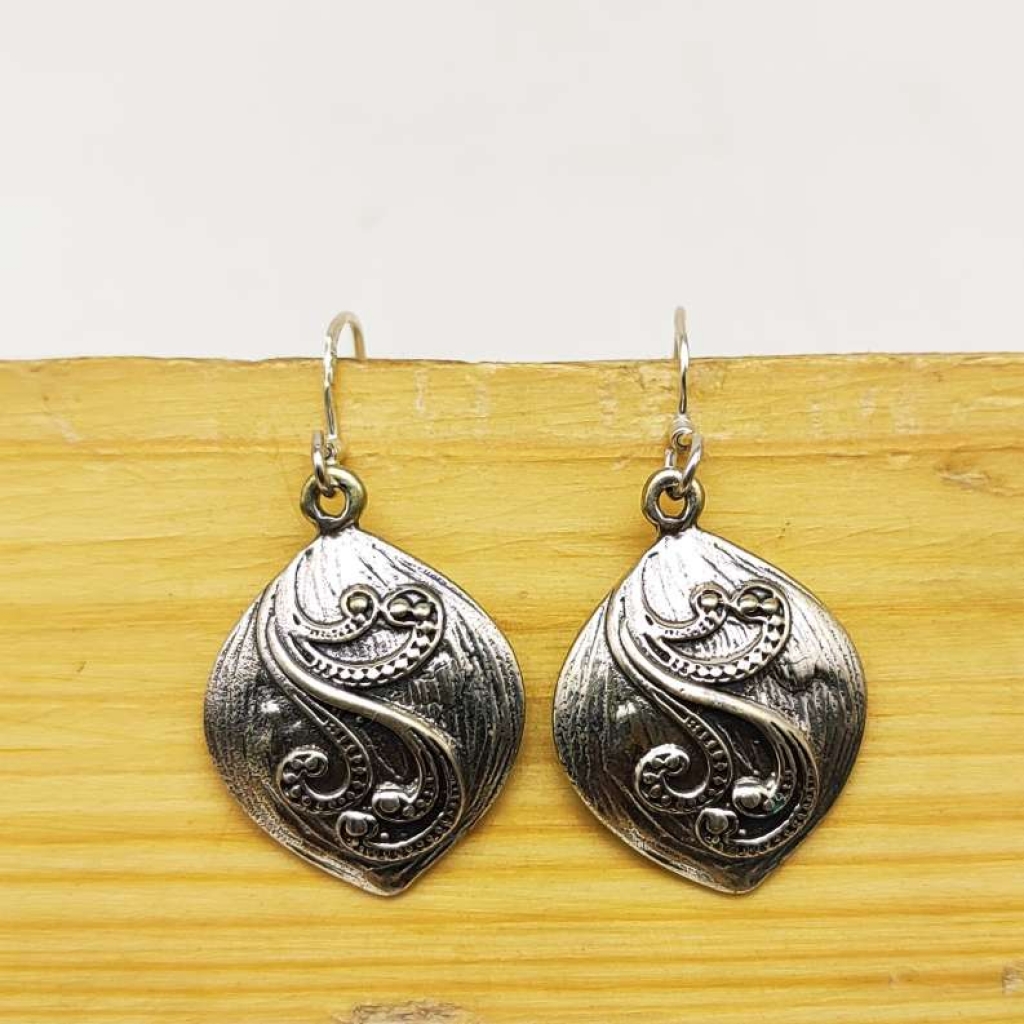 925 Sterling Silver Cushion With Leaf Design Earring
